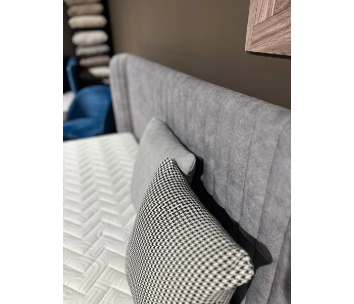 Двуспальная кровать с высоким вертикально прошитым изголовьем и боковыми бортиками-ушками