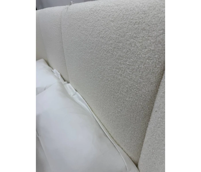 Ліжко з високим об'ємним узголів'ям радіусної форми