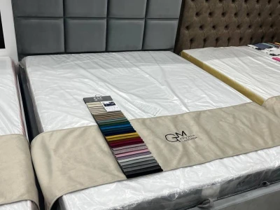 Текстильне ліжко у велюрі з геометричним узголів'ям