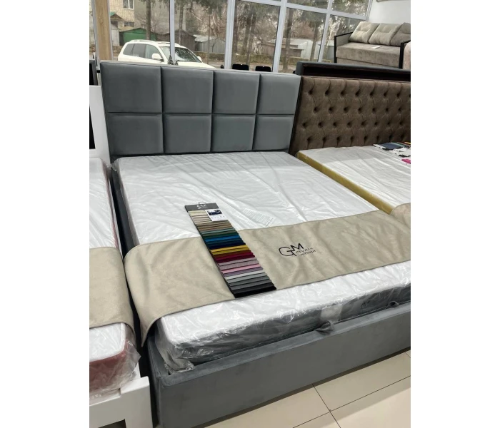 Текстильне ліжко у велюрі з геометричним узголів'ям