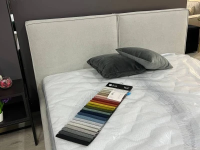 Світло-бежеве ліжко з прямим м'яким узголів'ям