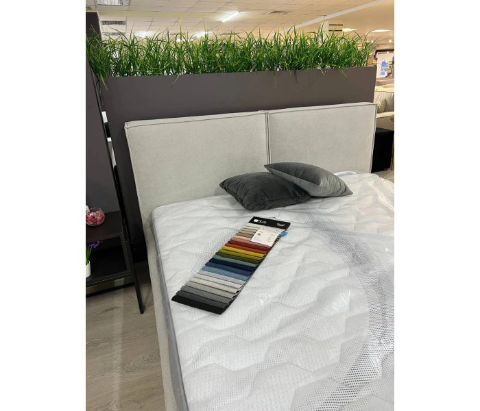 Світло-бежеве ліжко з прямим м'яким узголів'ям