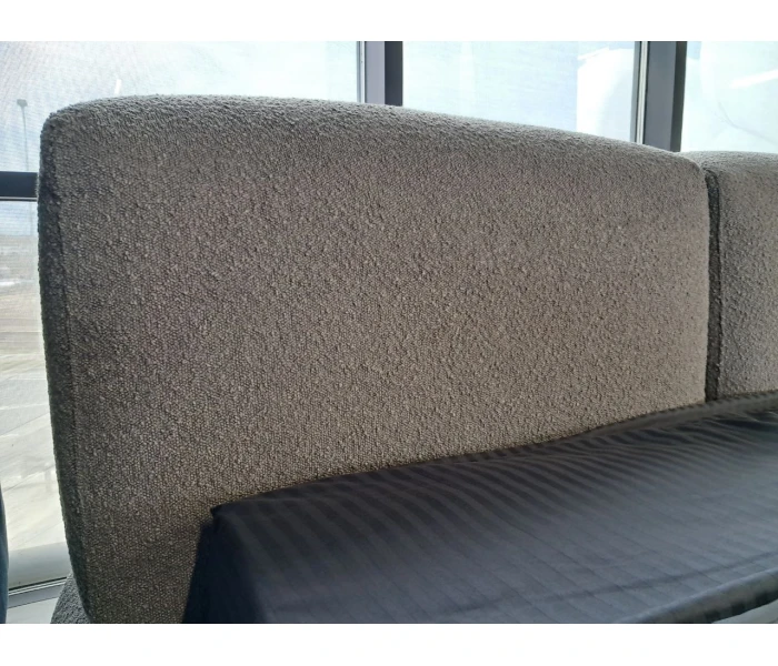 Уютная кровать с плавными очертаниями