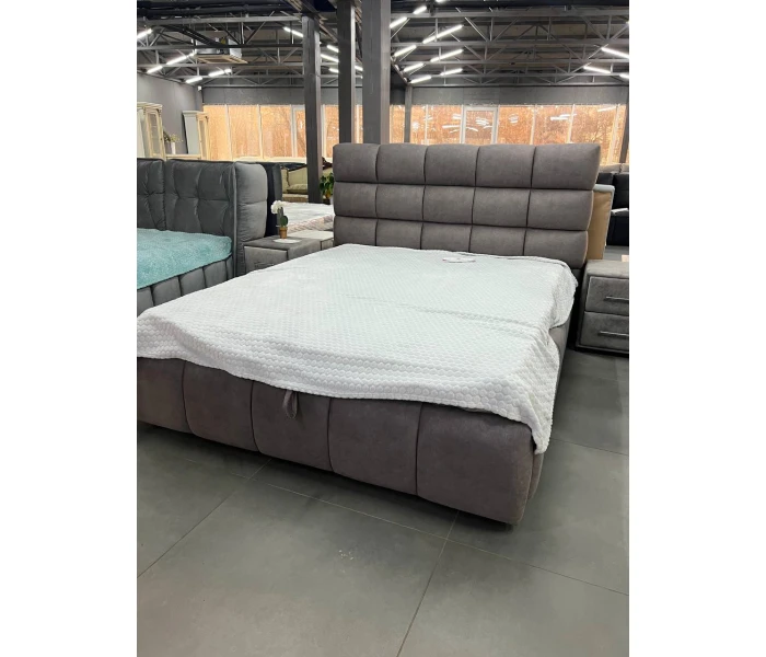 М'яке ліжко з об'ємним узголів'ям у матовому велюрі