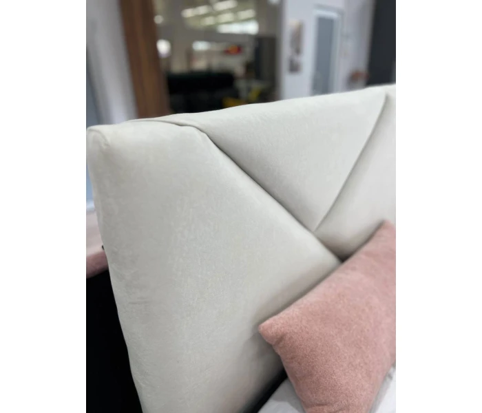 Світло-бежеве м'яке ліжко в оббивці з велюру з діагональним візерунком спинки