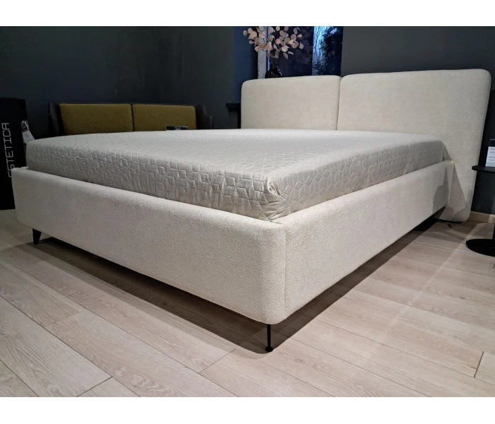 Кровать-платформа на тонких ножках