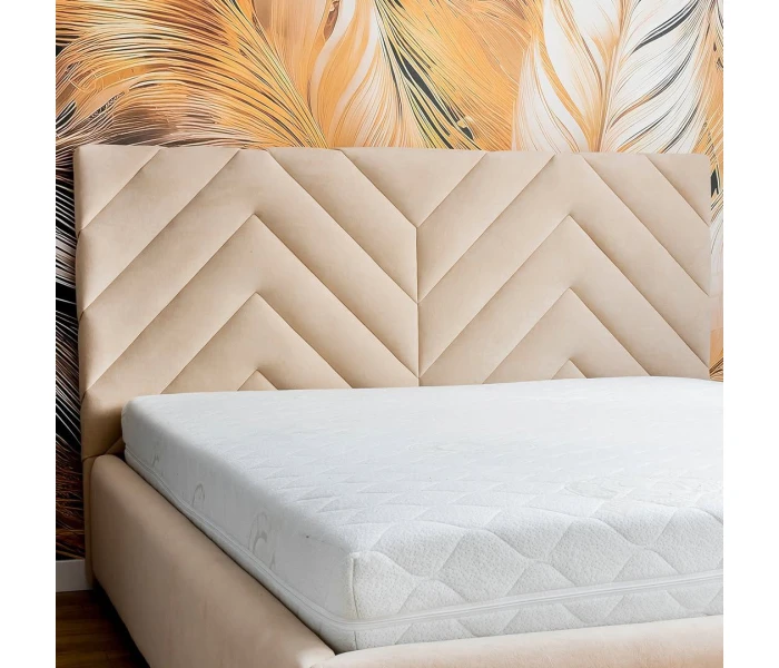 Двуспальная кровать с геометрическим узором