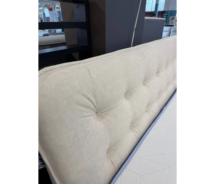 Мягкая двуспальная кровать в кремовом велюре с объемным стеганым изголовьем