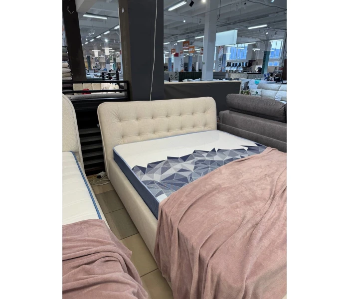 Мягкая двуспальная кровать в кремовом велюре с объемным стеганым изголовьем