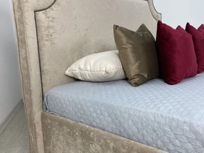 Двоспальне ліжко з фігурним узголів'ям