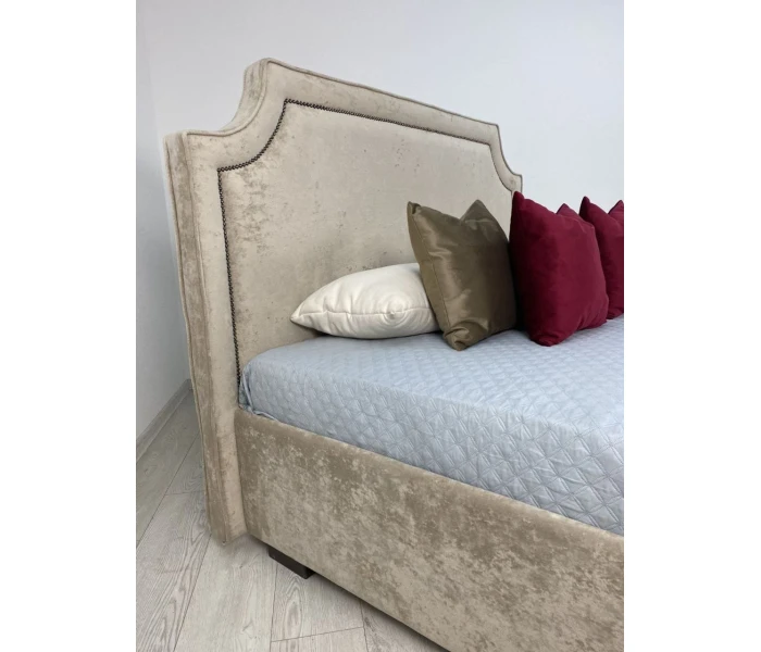 Двоспальне ліжко з фігурним узголів'ям