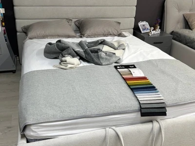 Сучасне двоспальне ліжко з високою спинкою з горизонтальною стяжкою