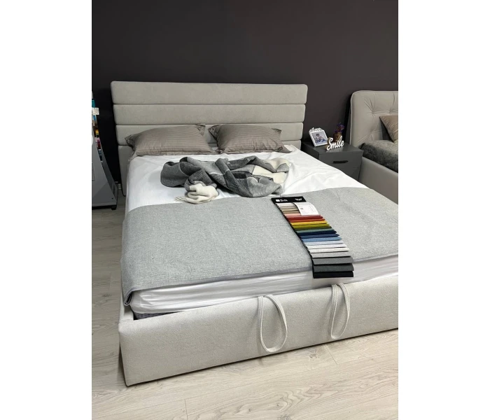 Сучасне двоспальне ліжко з високою спинкою з горизонтальною стяжкою
