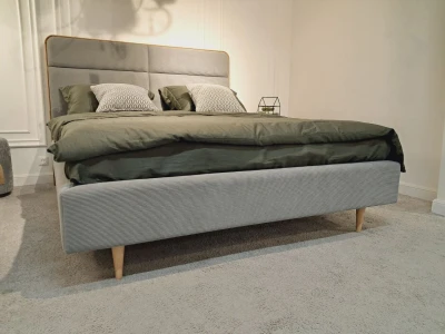 Кровать в скандинавском стиле с высоким изголовьем