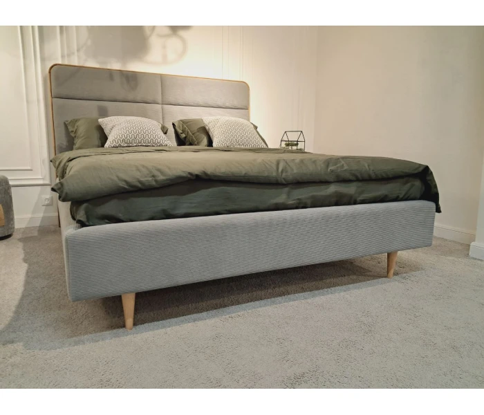 Кровать в скандинавском стиле с высоким изголовьем