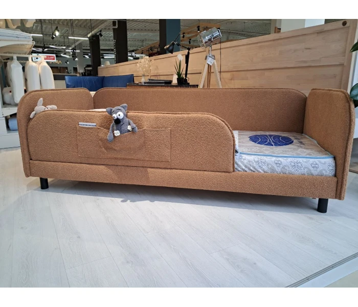 Дитяче ліжко з бічними огорожами