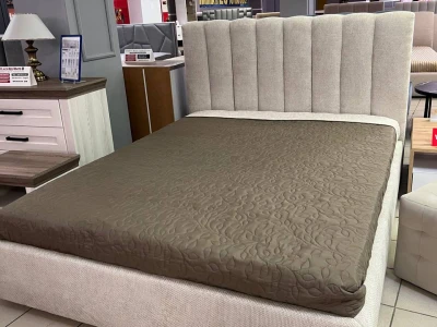 Ліжко-платформа з вертикальним прошивом