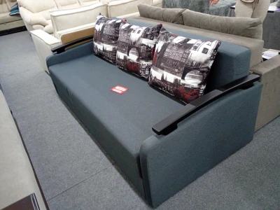 Прямой диван с деревянными подлокотниками