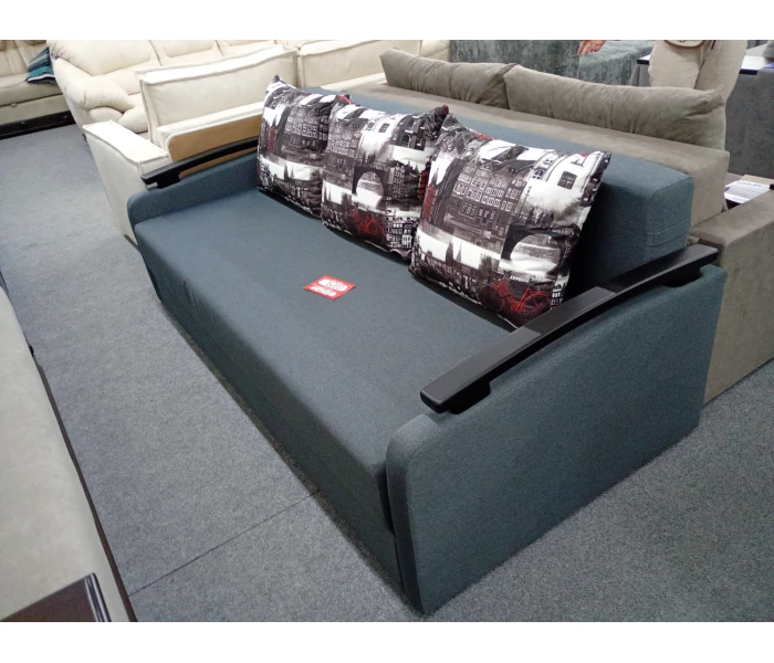 Прямой диван с деревянными подлокотниками