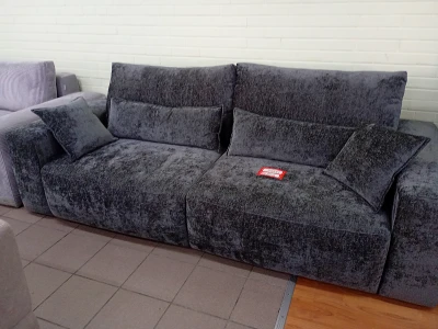 Прямой диван графитового цвета с широкими подлокотниками