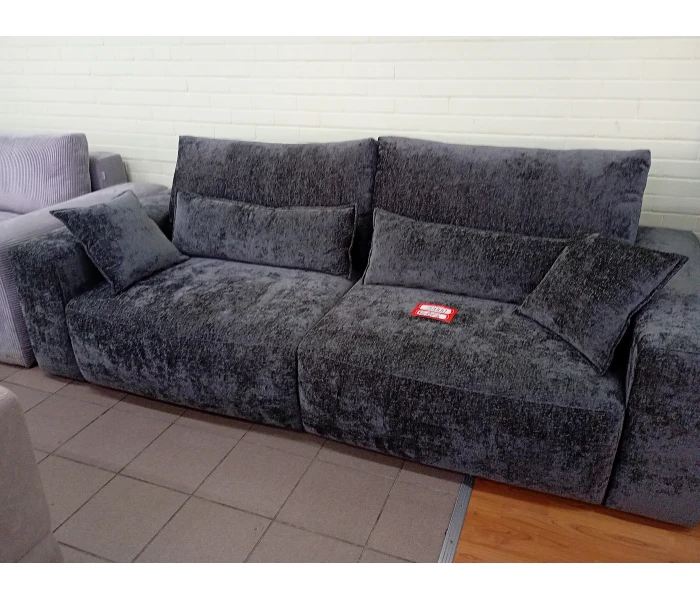 Прямой диван графитового цвета с широкими подлокотниками