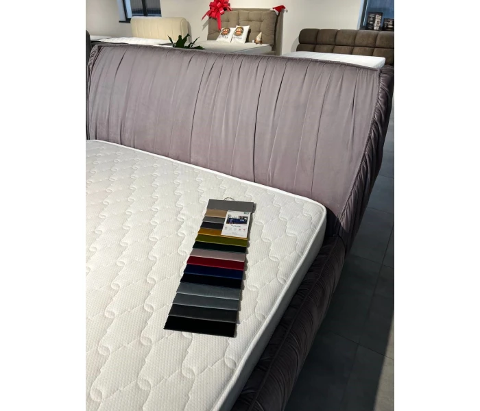 Двуспальная кровать цвета пепельная роза с вертикальной мягкой драпировкой