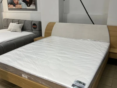 Дерев'яне ліжко двоспальне з м'яким бежевим узголів'ям