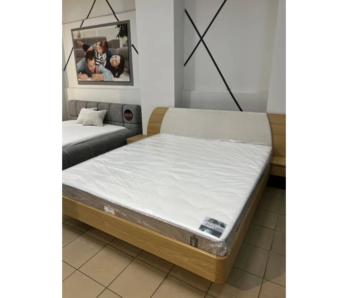 Дерев'яне ліжко двоспальне з м'яким бежевим узголів'ям