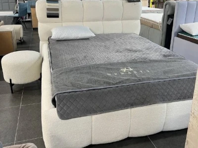 Двоспальне ліжко з високим узголів'ям, розділеним на квадратні секції