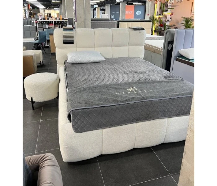 Двоспальне ліжко з високим узголів'ям, розділеним на квадратні секції