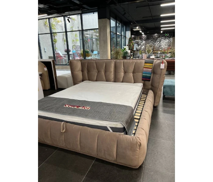 М'яке ліжко з об'ємним текстильним узголів'ям