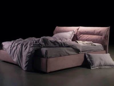 Двуспальная кровать с высоким и пышным изголовьем