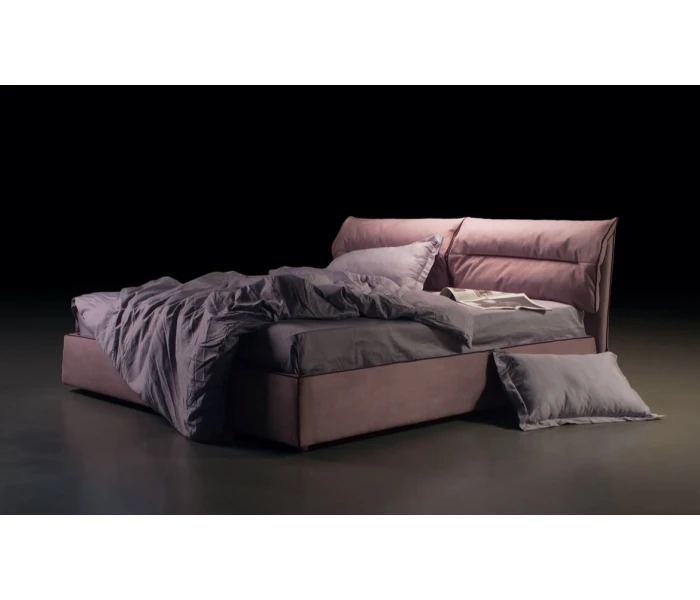 Двоспальне ліжко з високим та пишним узголів'ям