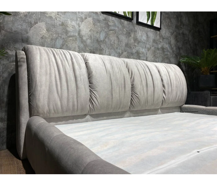 Ліжко з заокругленими кутами на високому узголів'ї