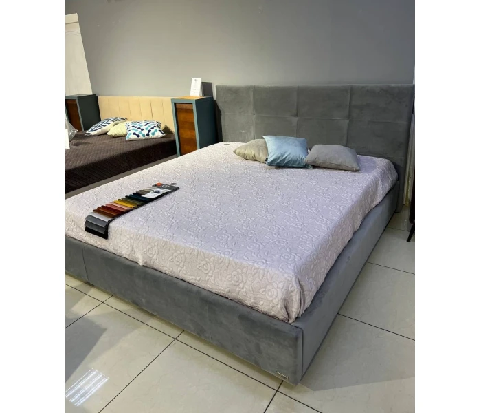 Ліжко платформа з високим геометричним узголів'ям