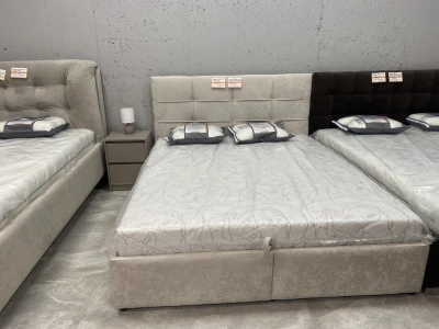 Элегантная кровать с мягким изголовьем и глубокой нишей для белья