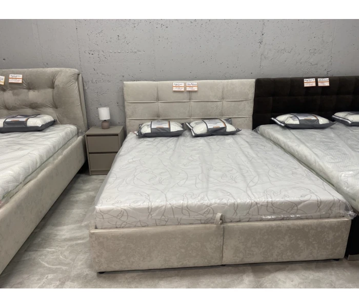 Элегантная кровать с мягким изголовьем и глубокой нишей для белья