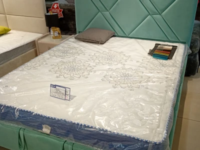 Двоспальне ліжко з об'ємним узголів'ям, розділеним на сегменти