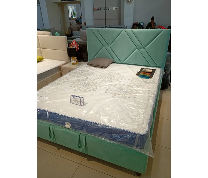 Двоспальне ліжко з об'ємним узголів'ям, розділеним на сегменти