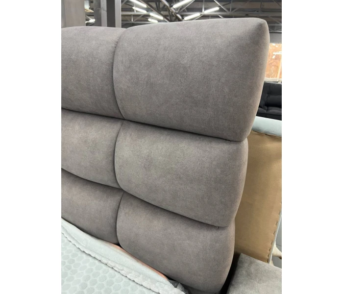 М'яке ліжко з об'ємним узголів'ям у матовому велюрі