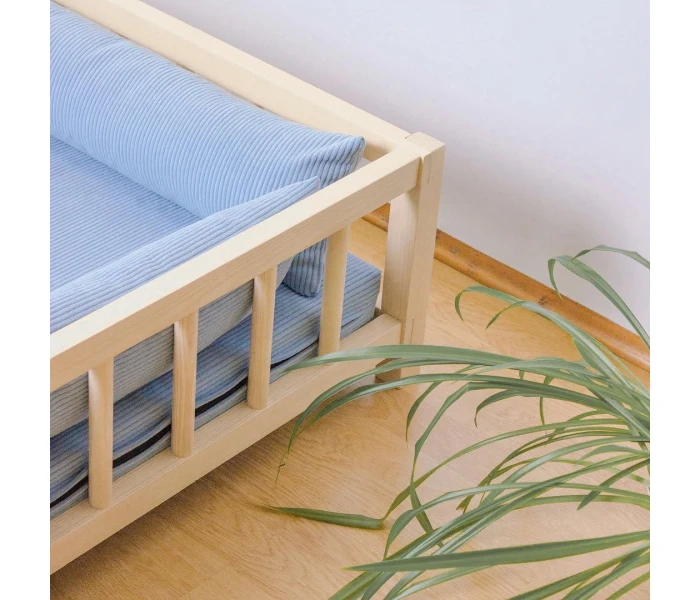 Дерев'яне ліжко-софа для тварин