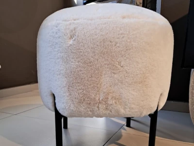 Елегантний пуф-табурет з м'якою фактурою