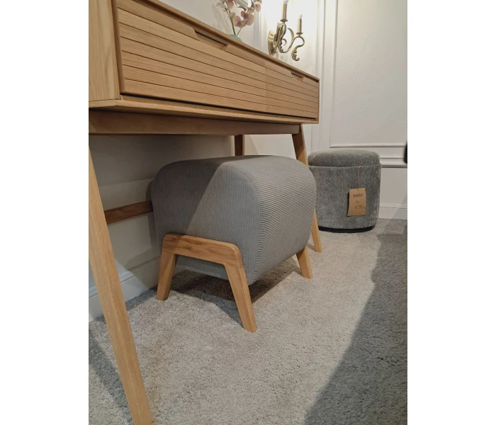 Сучасний пуф-куб на дерев'яних ніжках