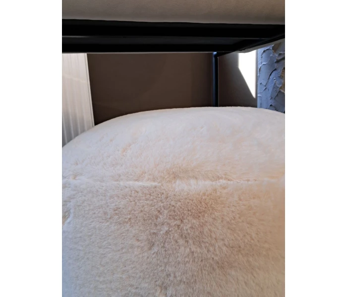 Элегантный пуф-табурет с мягкой фактурой