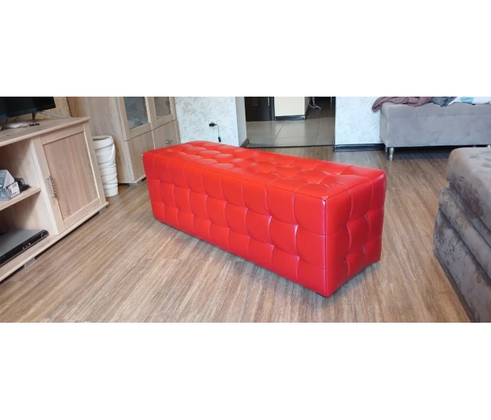 Довгий м'який пуф з каретною стяжкою на сидінні та фасаді
