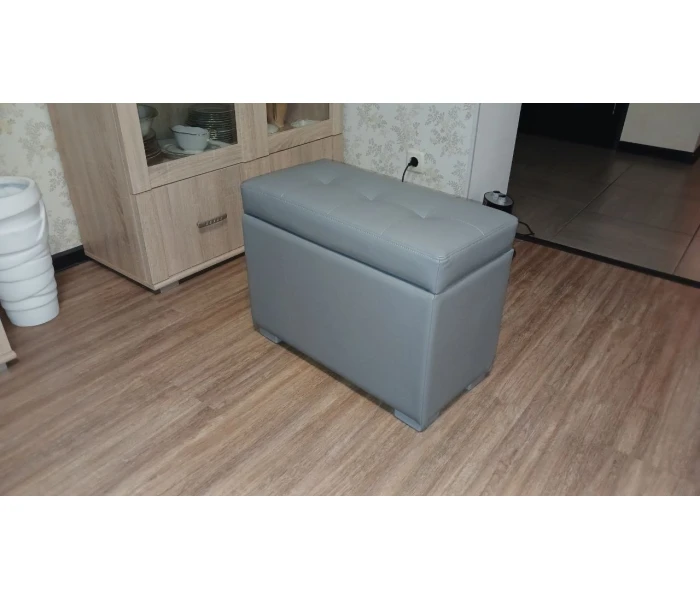 Виготовлення прямокутного пуфа з нішею в сірій екошкірі