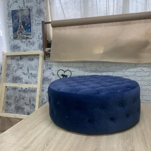Круглый пуф большого диаметра с каретной стяжкой