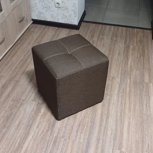 М'який пуф кубічної форми з оббивкою з рогожки та декоративним швом