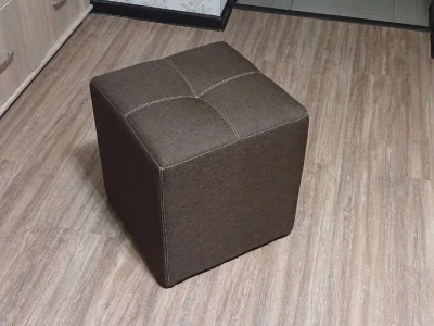 М'який пуф кубічної форми з оббивкою з рогожки та декоративним швом