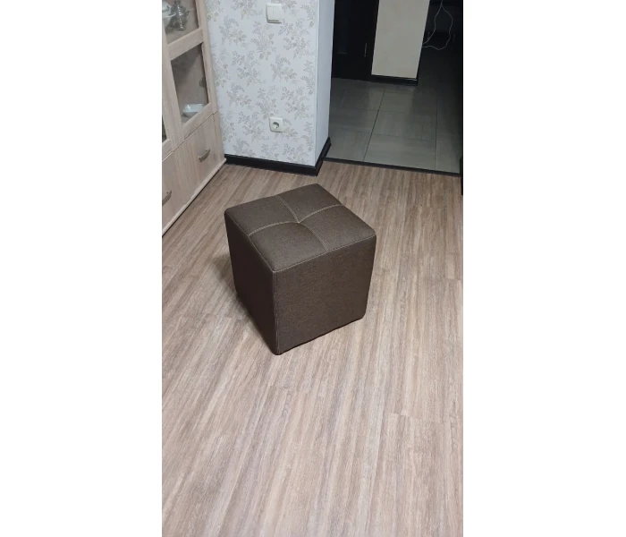 М'який пуф кубічної форми з оббивкою з рогожки та декоративним швом